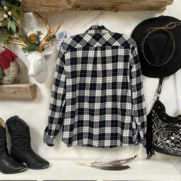 Trendy plaid flannel shirt w cabin cottage core resort country vibe - Picture 9 of 14